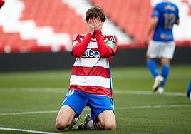 Carlos Pérez se lamenta por una ocasión desperdiciada aún en igualdad.