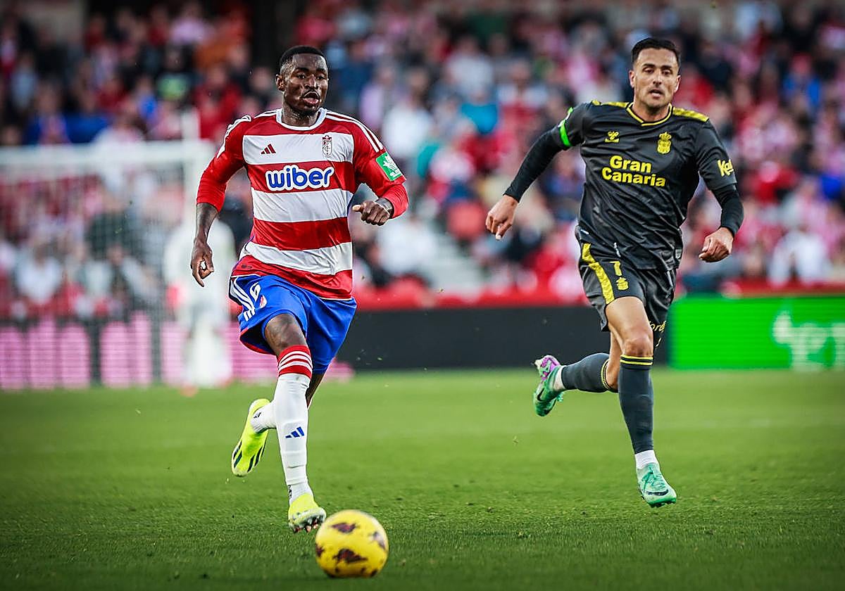 Martin Hongla arranca con el balón en una acción del partido que midió al Granada con la UD Las Palmas.