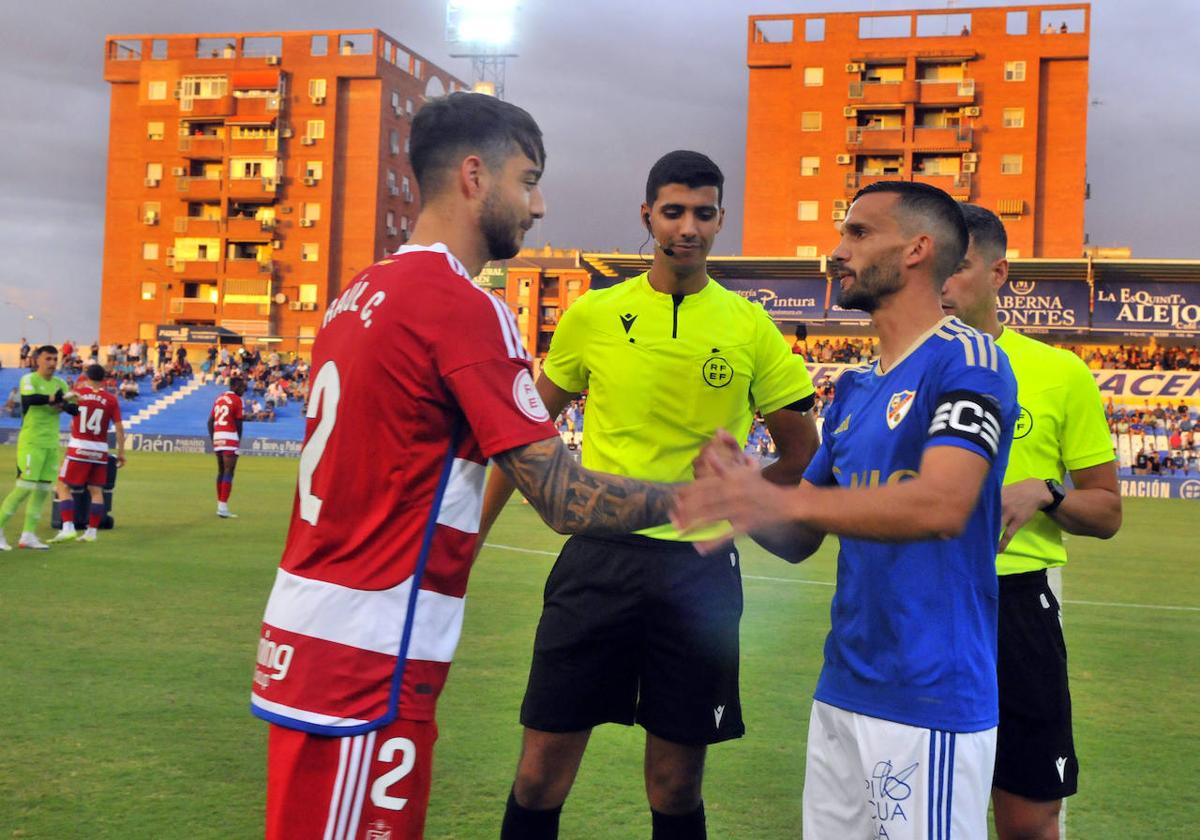 Saludo entre los capitanes Raúl y Rodri en el partido de ida, que se resolvió con empate sin goles.