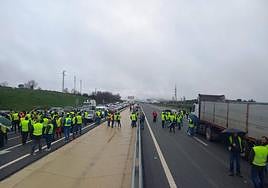 Agricultores cortan la A-32 a su paso por Úbeda.