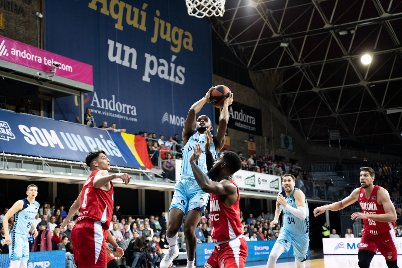 Jean Montero, que aquí anota, volvió a liderar al Morabanc Andorra.