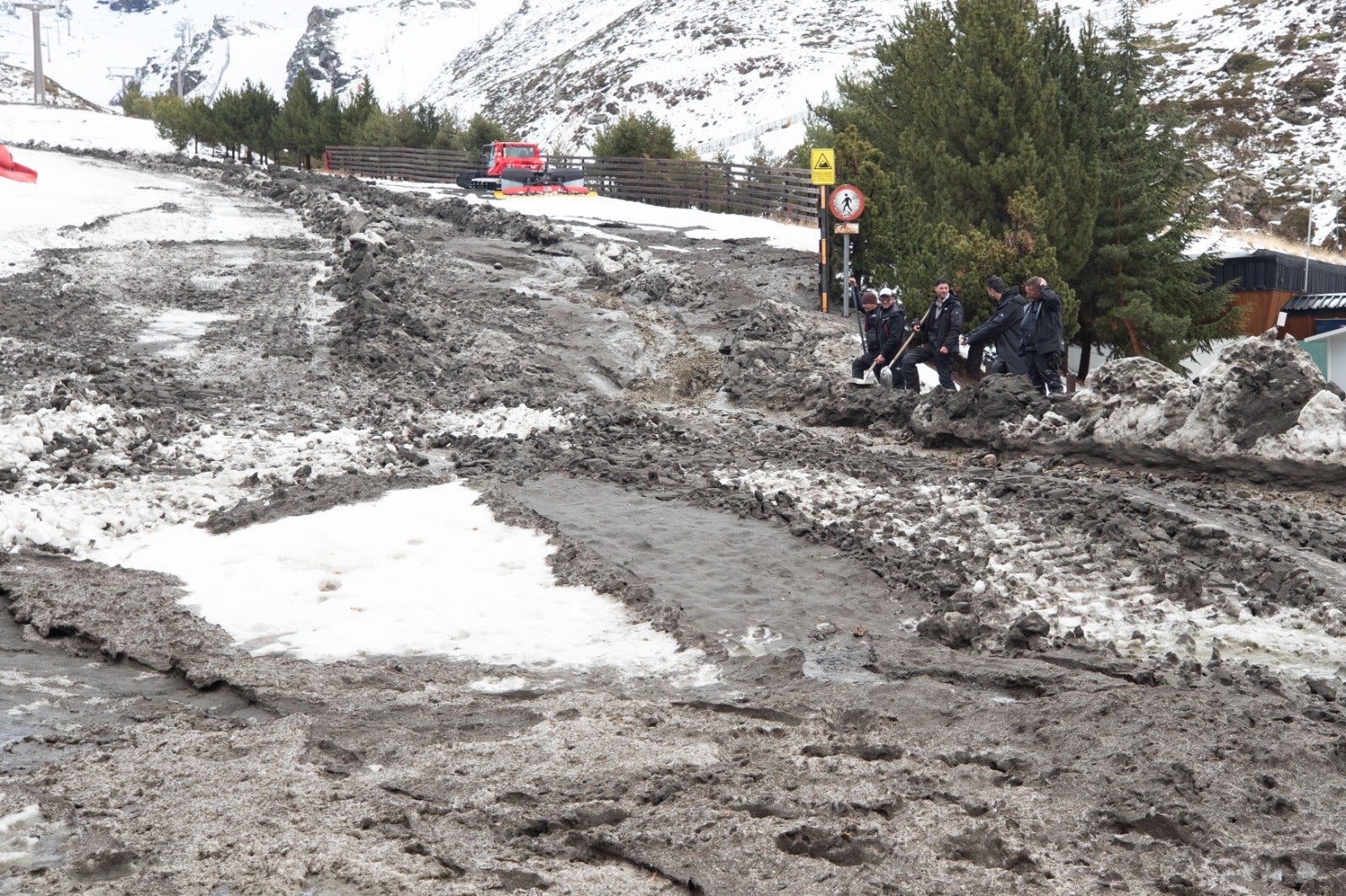 Así han quedado las pistas de Sierra Nevada con la inundación de barro