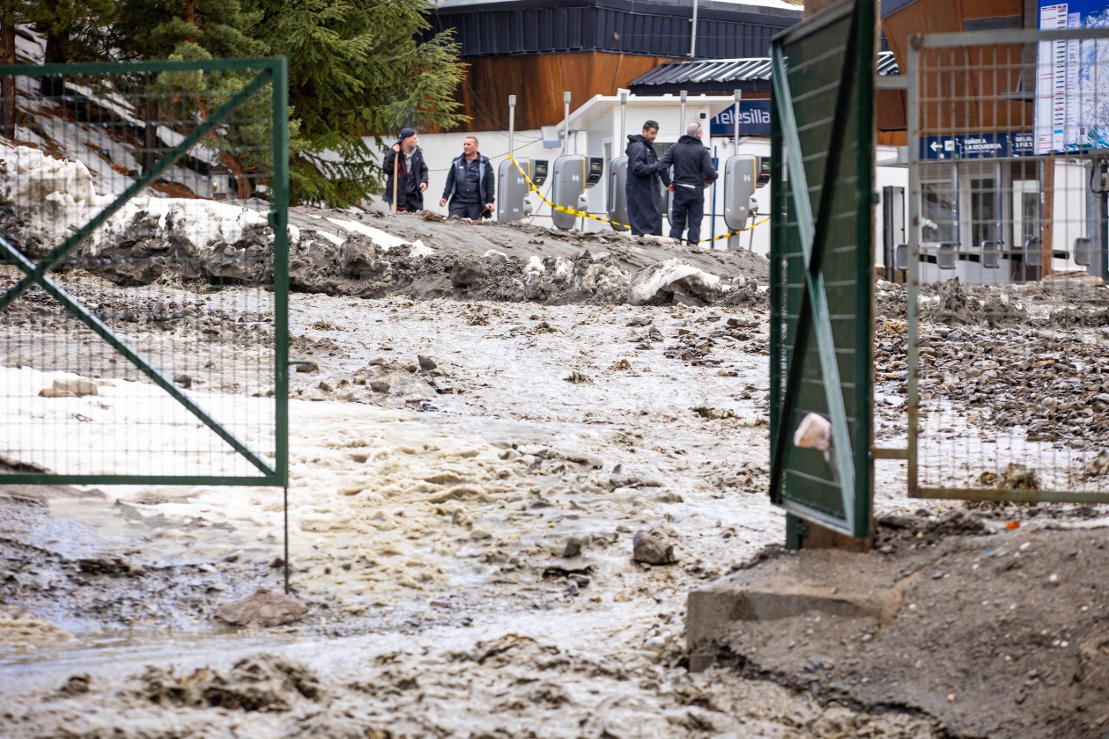 Así han quedado las pistas de Sierra Nevada con la inundación de barro