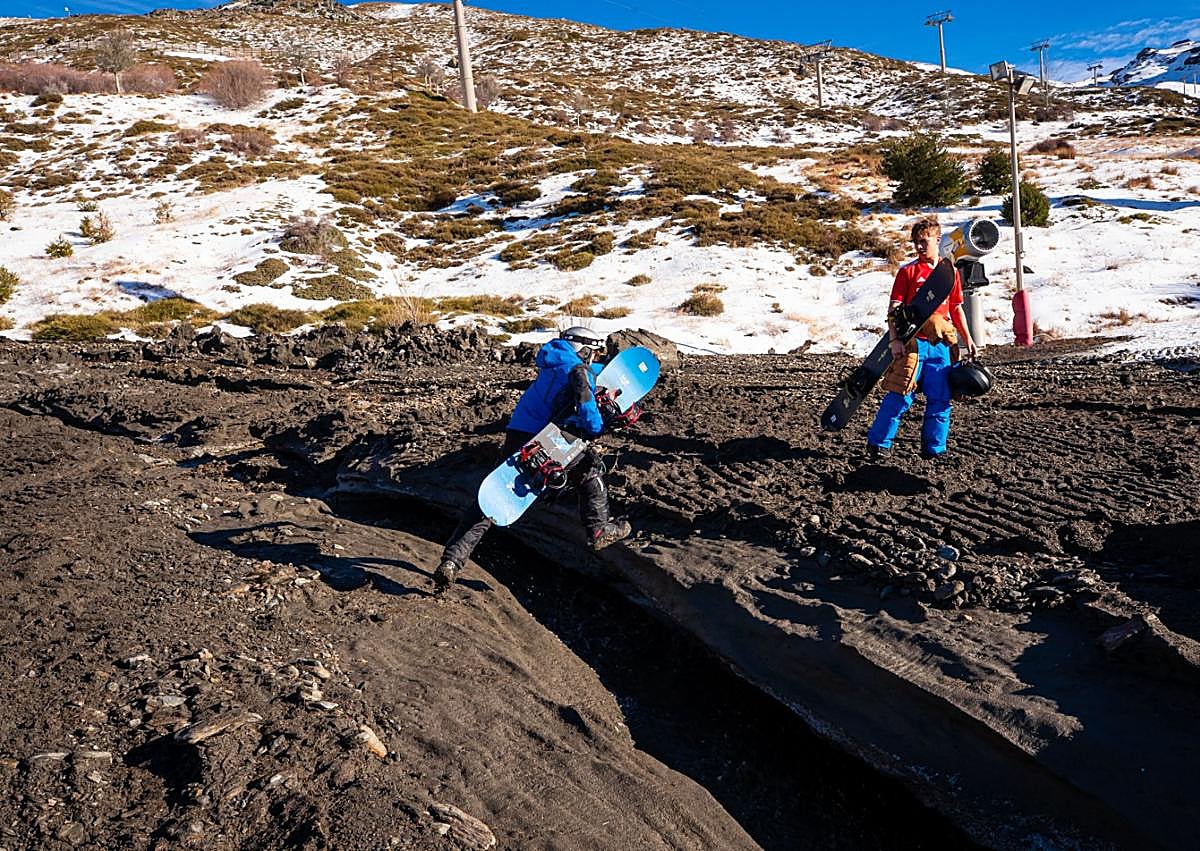 Imagen secundaria 1 - El lodo inunda Sierra Nevada.