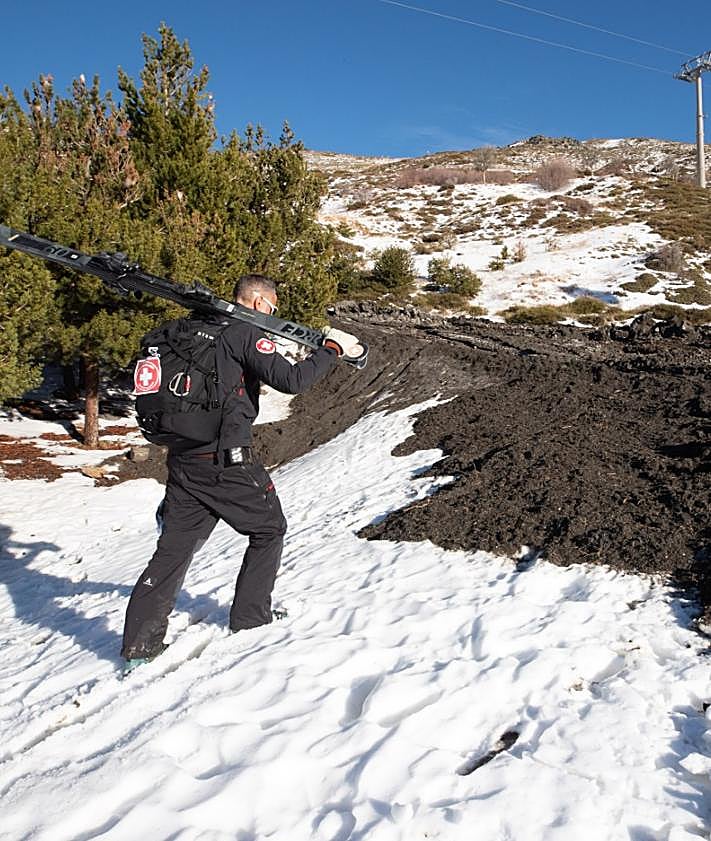 Imagen secundaria 2 - El lodo inunda Sierra Nevada.