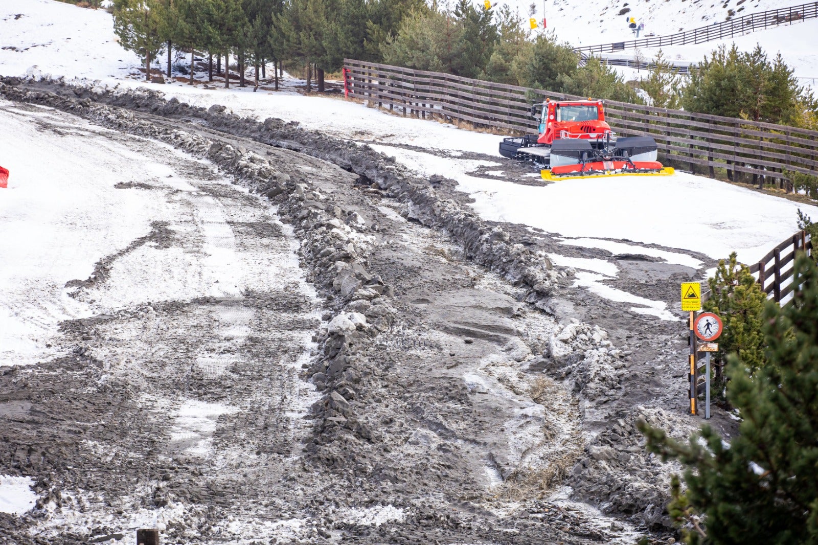 Así han quedado las pistas de Sierra Nevada con la inundación de barro