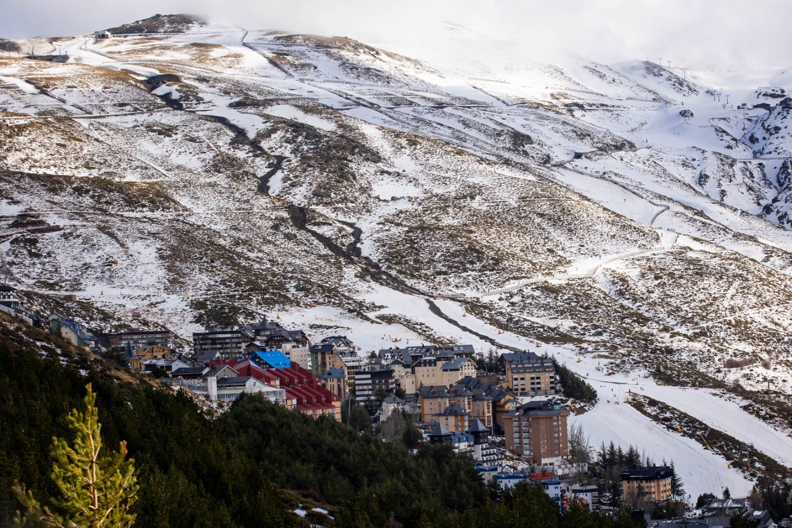 Así han quedado las pistas de Sierra Nevada con la inundación de barro