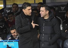 Saludo entre Alexander Medina y Xavi Hernández antes del comienzo del partido.