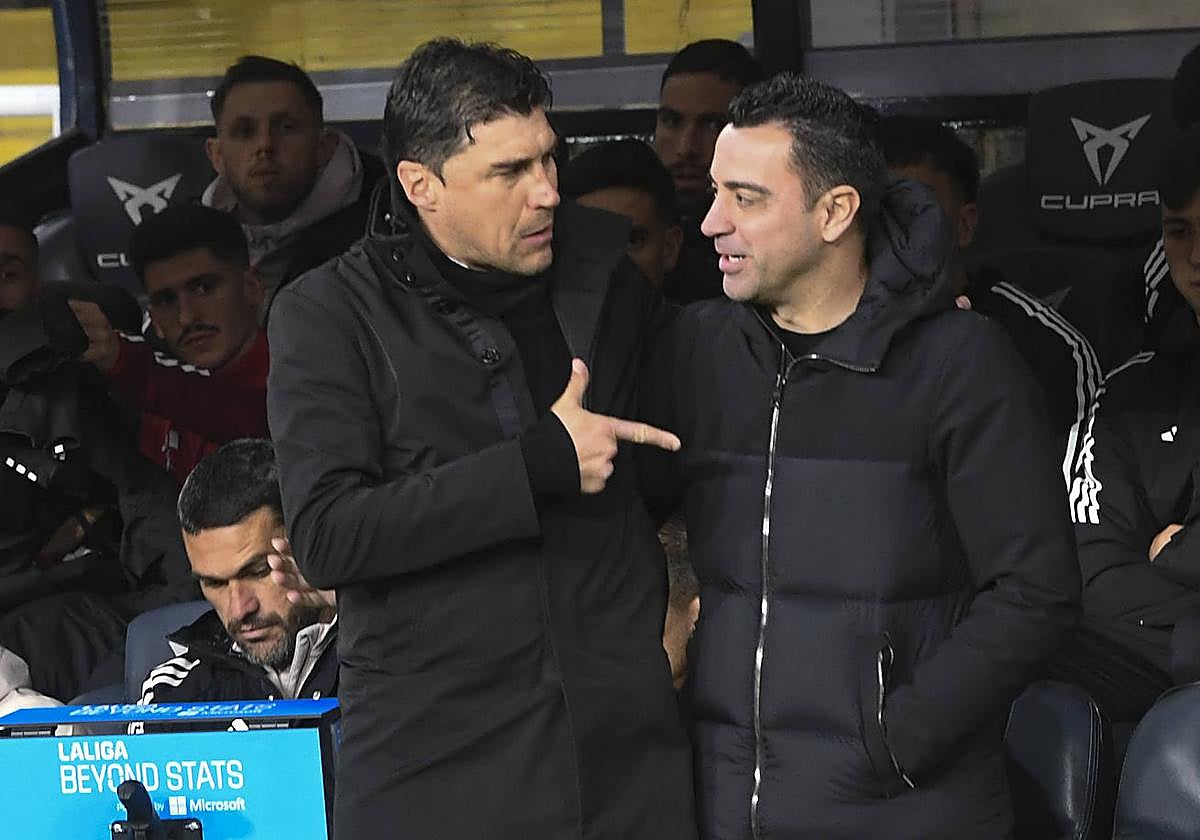 Saludo entre Alexander Medina y Xavi Hernández antes del comienzo del partido.