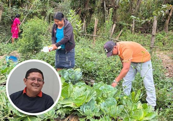 Marlon Salazar y una de las familias con las que trabaja en Guatemala.