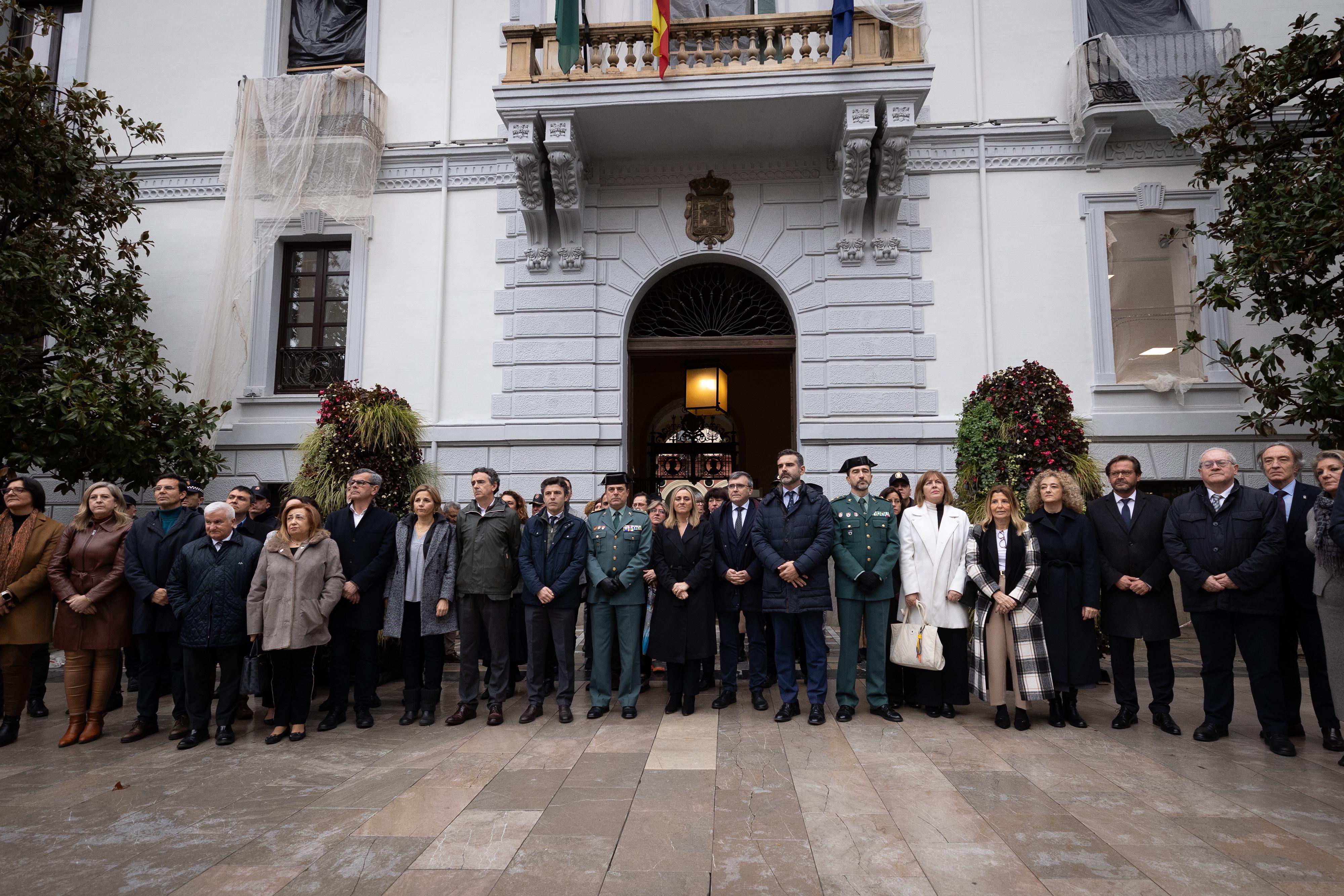 Minuto de silencio en el Ayuntamiento de Granada por los guardias civiles asesinados.