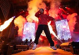 Saiko, en mitad de una actuación en la Plaza de Toros de Granada.