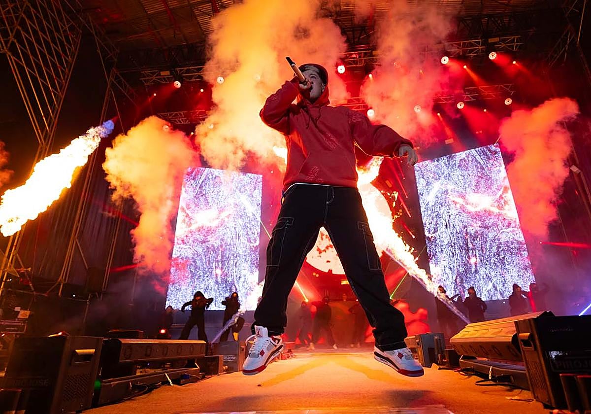 Saiko, en mitad de una actuación en la Plaza de Toros de Granada.