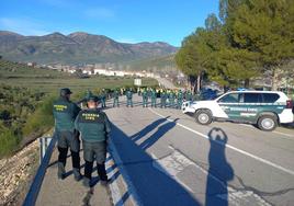 La Guardia Civil impide este martes el acceso a la A-44 a los manifestantes a su paso por Campillo de Arenas.