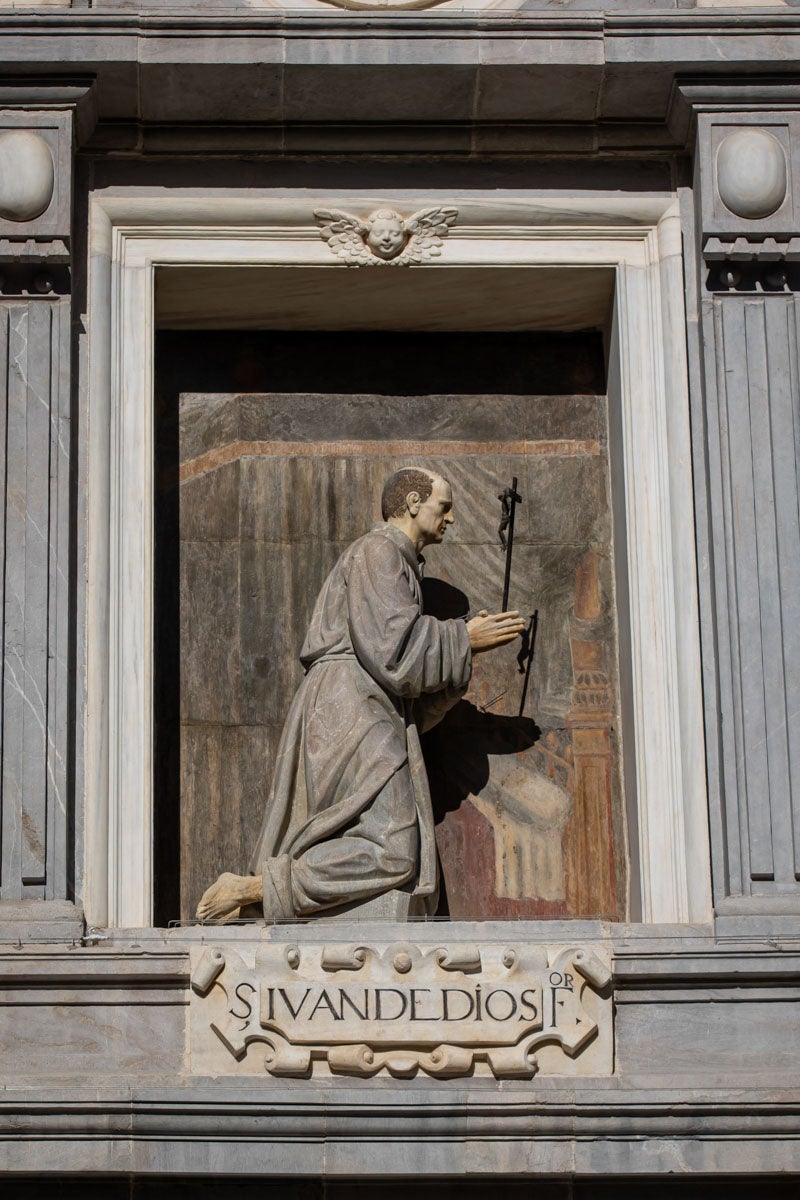 La restauración de la escultura de San Juan de Dios se ha hecho con láser.