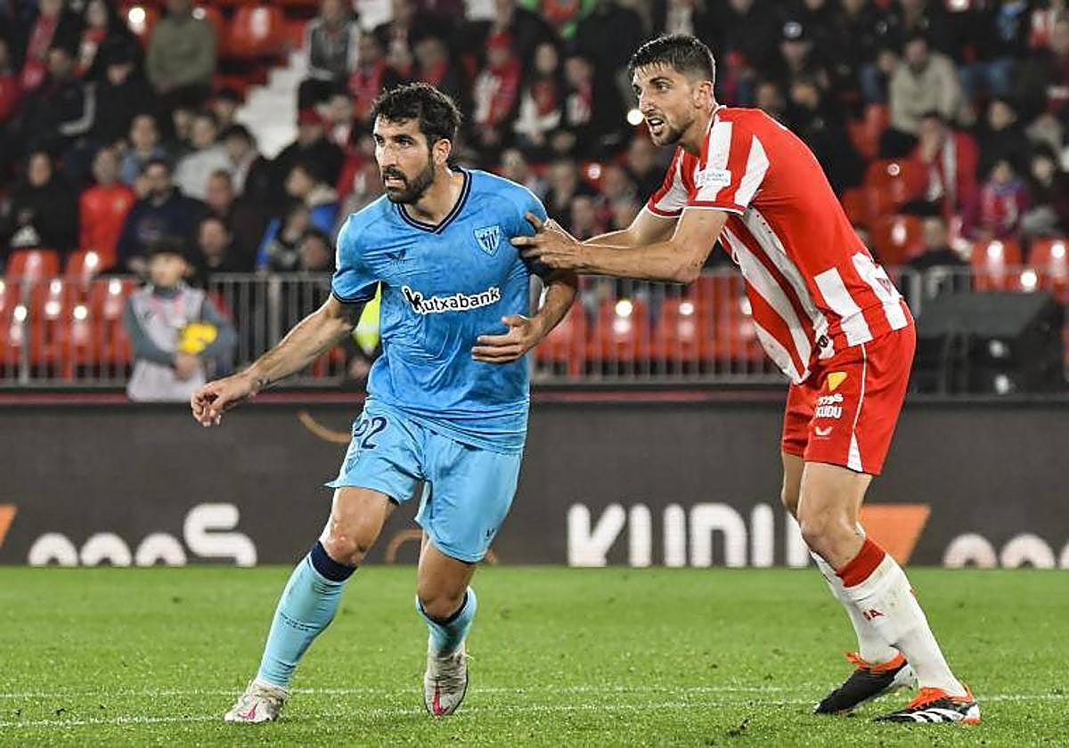Edgar, jugador del Almería, agarra a Raúl García, del Athletic.