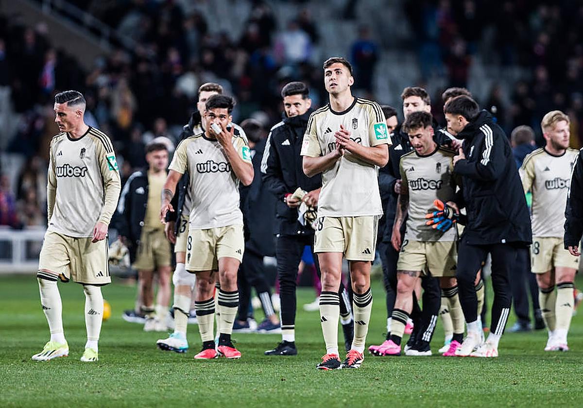 Los futbolistas del Granada se retiran a vestuarios tras empatar en Montjuic.