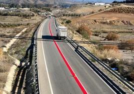 El significado de la nueva línea roja de la DGT en la 'carretera de la muerte' de Andalucía.