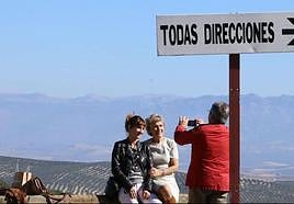 Turistas en un mirador, en una foto de archivo.