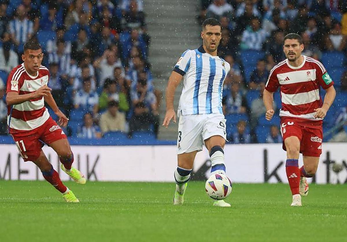 Uzuni y Sergio Ruiz, ante Merino.