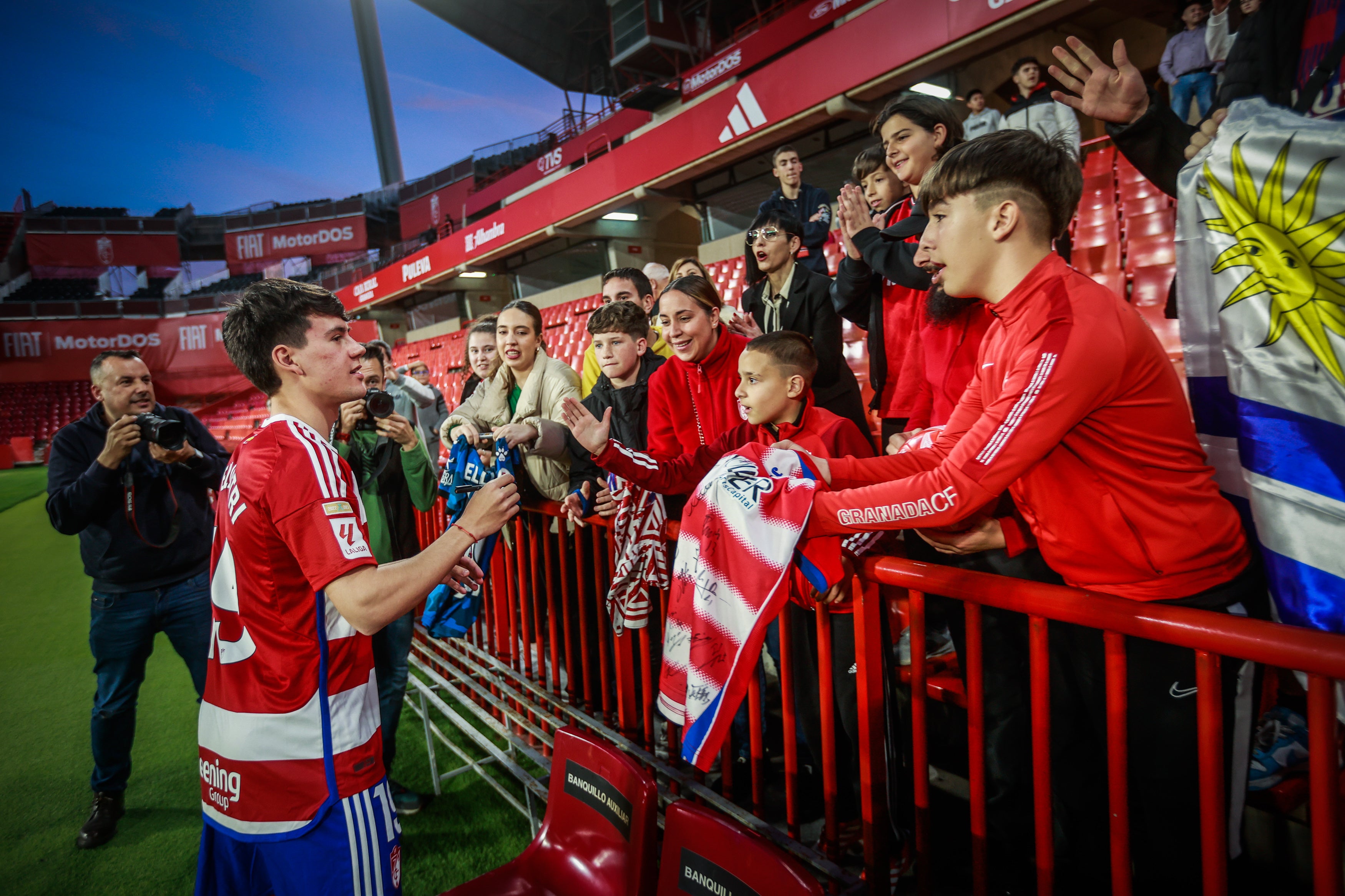 Las imágenes de la presentación de Pellistri y Marc Martínez