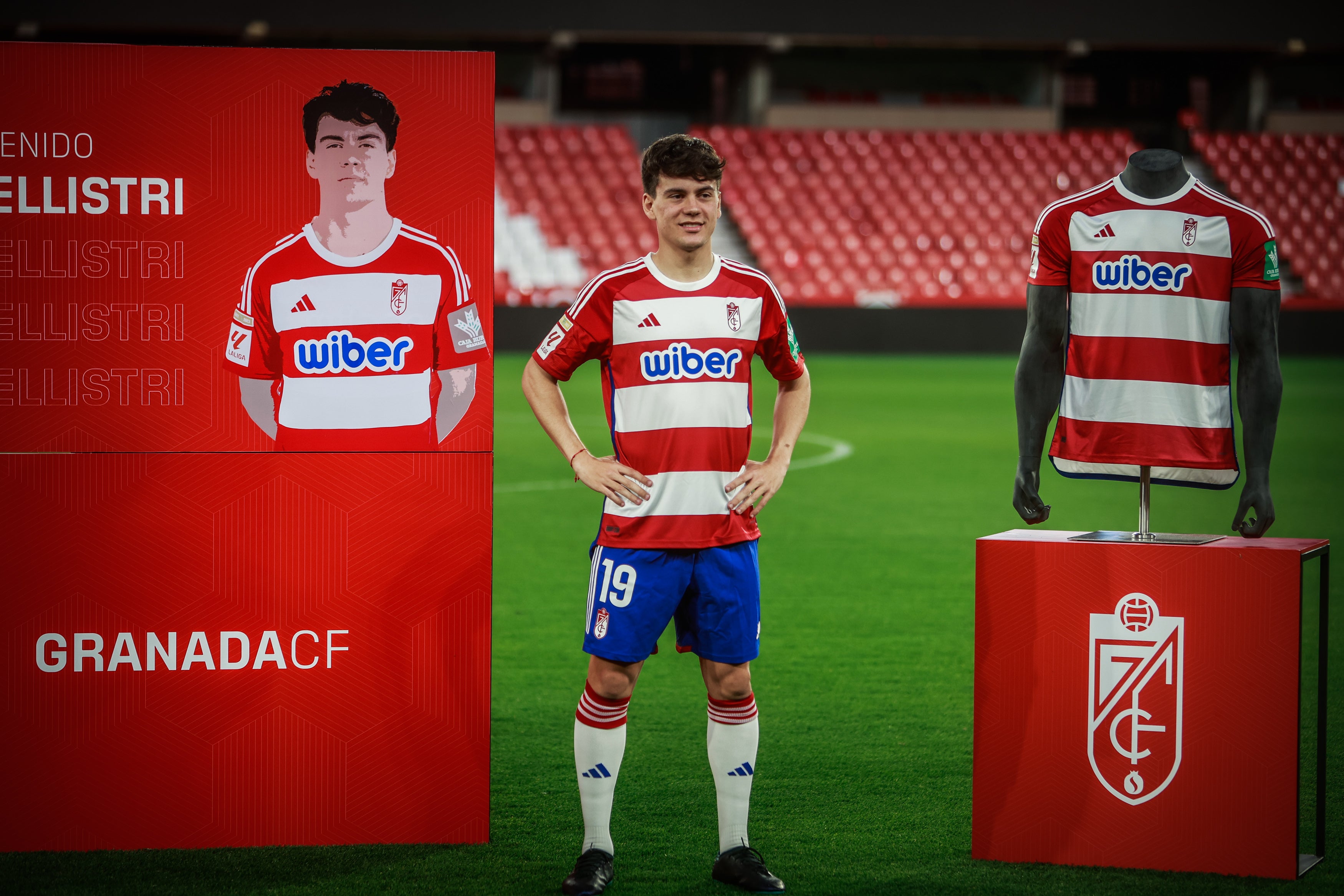 Las imágenes de la presentación de Pellistri y Marc Martínez