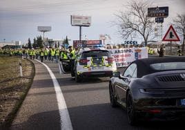 Manifestantes de Villanueva del Arzobispo, en la autovía A-4.