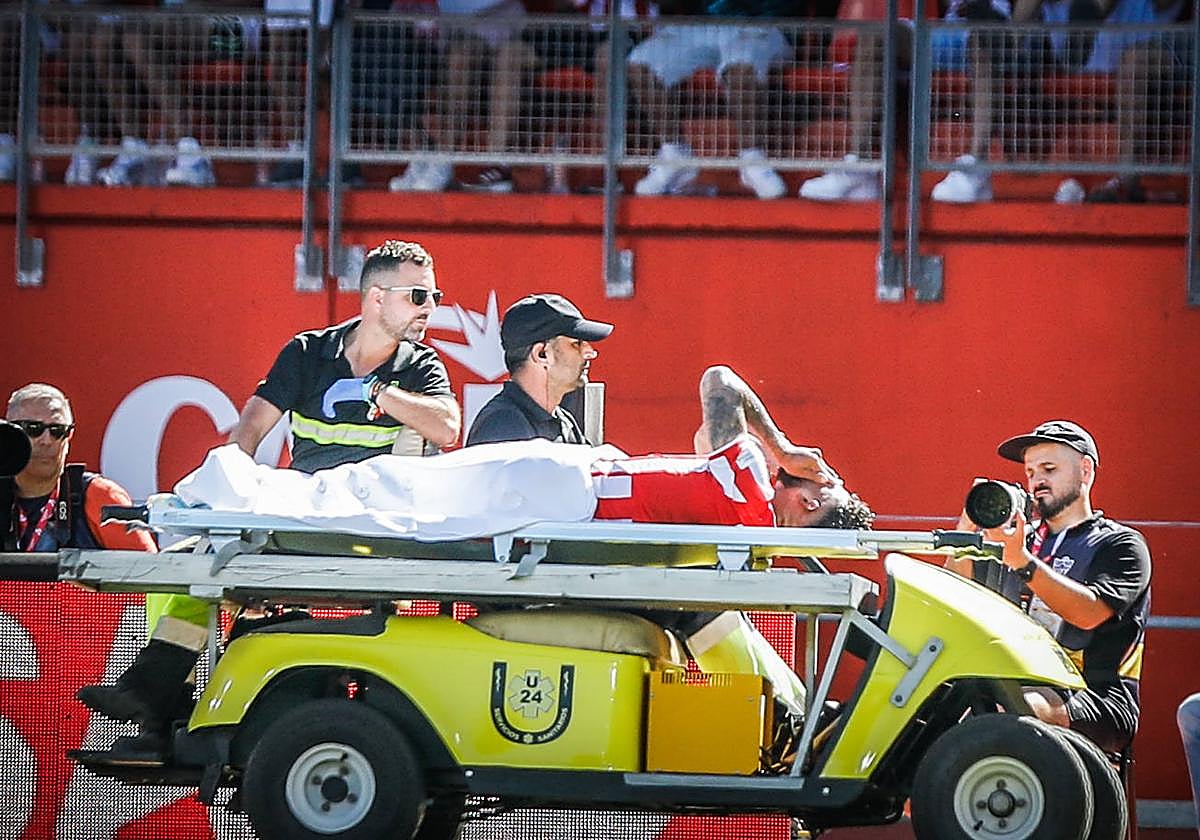 Luis Suárez, retirado en camilla tras lesionarse con el Granada, después de hacer un 'hat trick'.