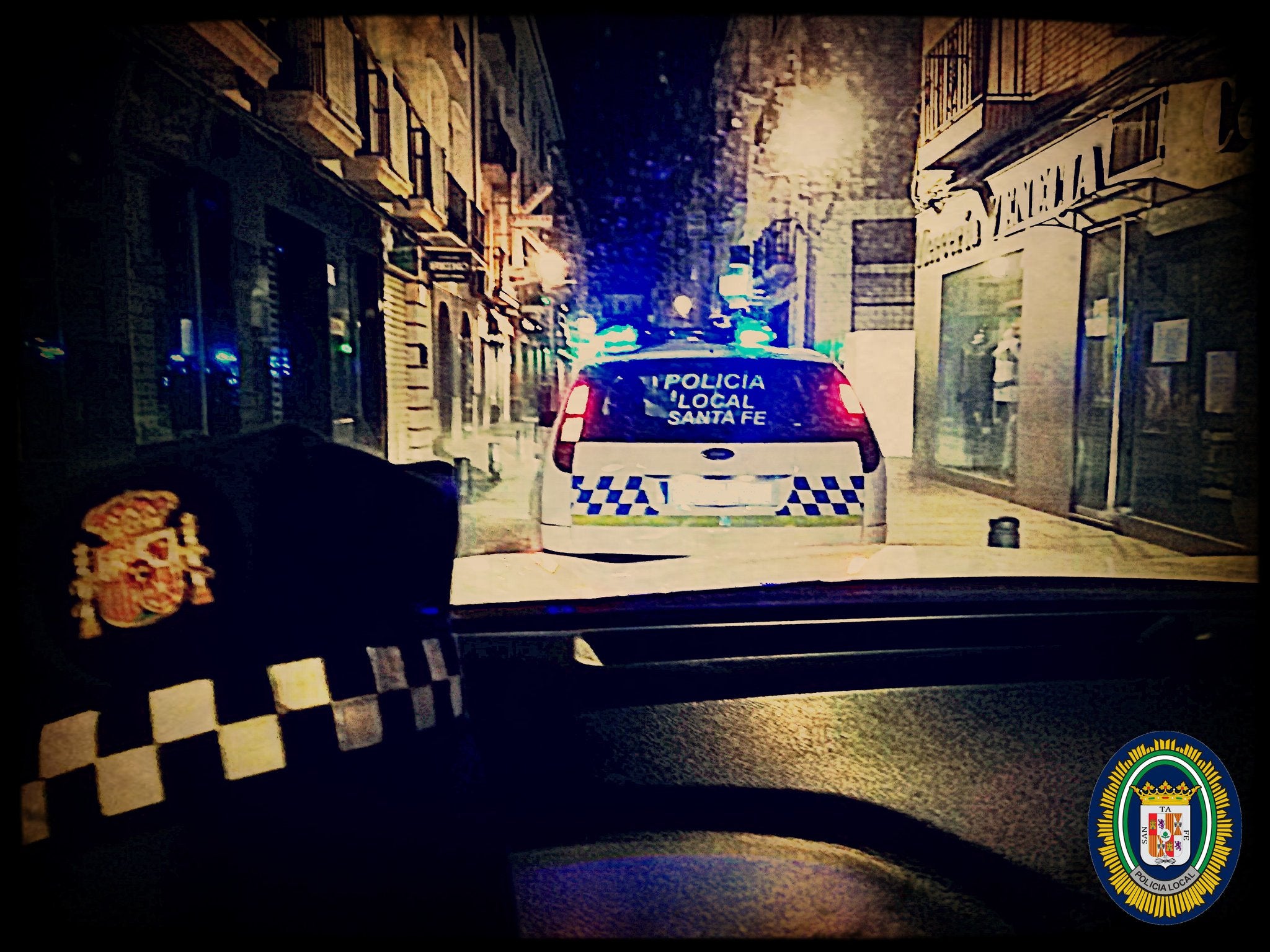 La Policía Local, durante una patrulla por las calles del municipio.