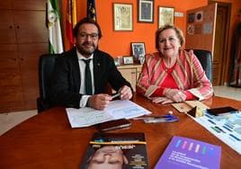 El delegado del Gobierno, Antonio Granados, junto a la directora de la entidad, Blanca Fernández-Capel.