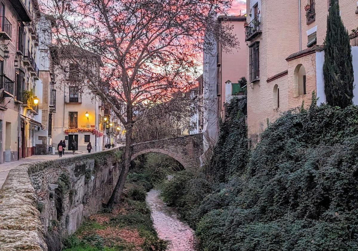 Imagen del amanecer desde la Carrera del Darro.