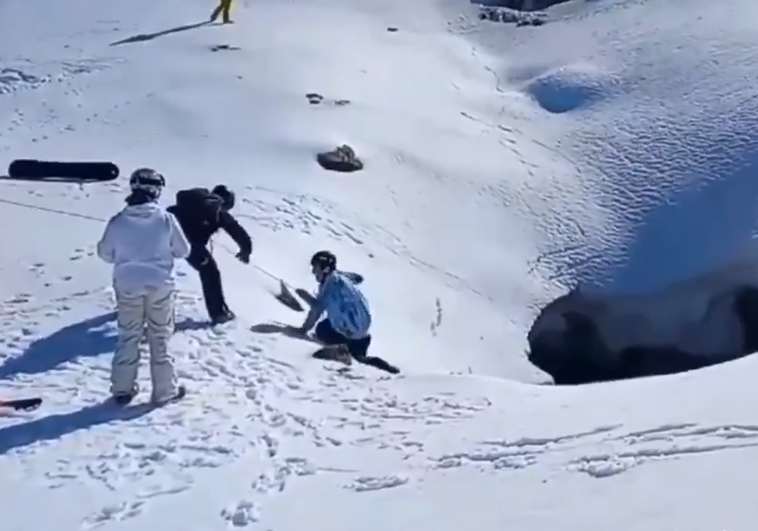 Rescate a un esquiadr en Sierra Nevada tras caer a una poza.