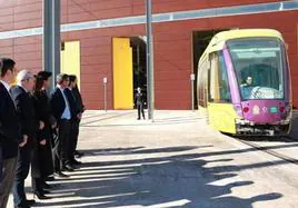 Salida del tranvía, solo unos metros, de las cocheras de Vaciacostales.