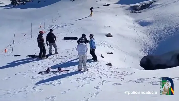 Rescate de un esquiador que se cayó a una poza al salirse de una pista en Sierra Nevada