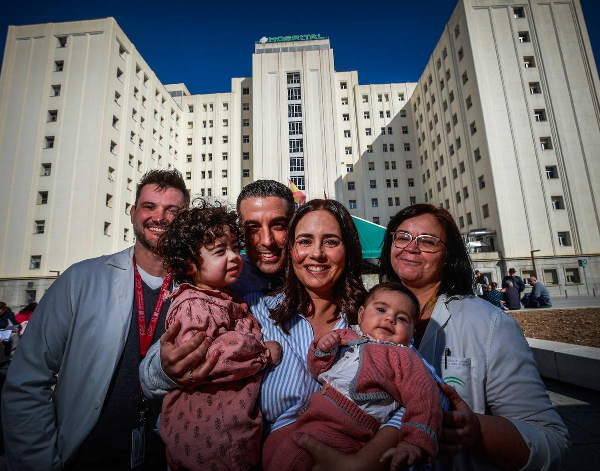 Carmen Dorador y Santiago García con sus hijas, Rosa y Sofía, y los sanitarios José Manuel Puerta y Soledad de Linares.