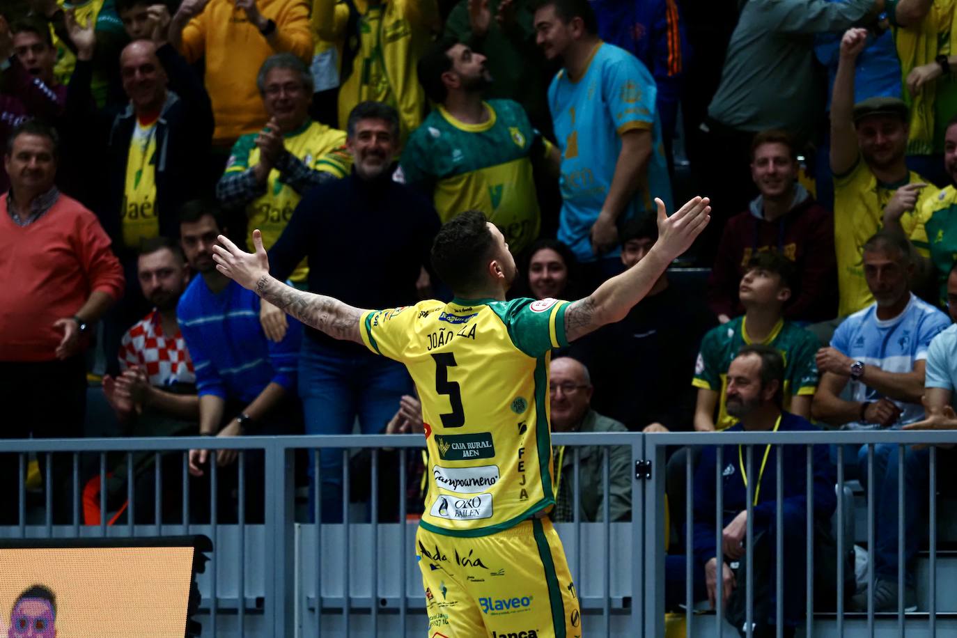 Joao Salla marcó en el primer balón que tocó en su debut oficial.