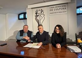 Manuel López y Emilio Torres renuevan el convenio de colaboración.