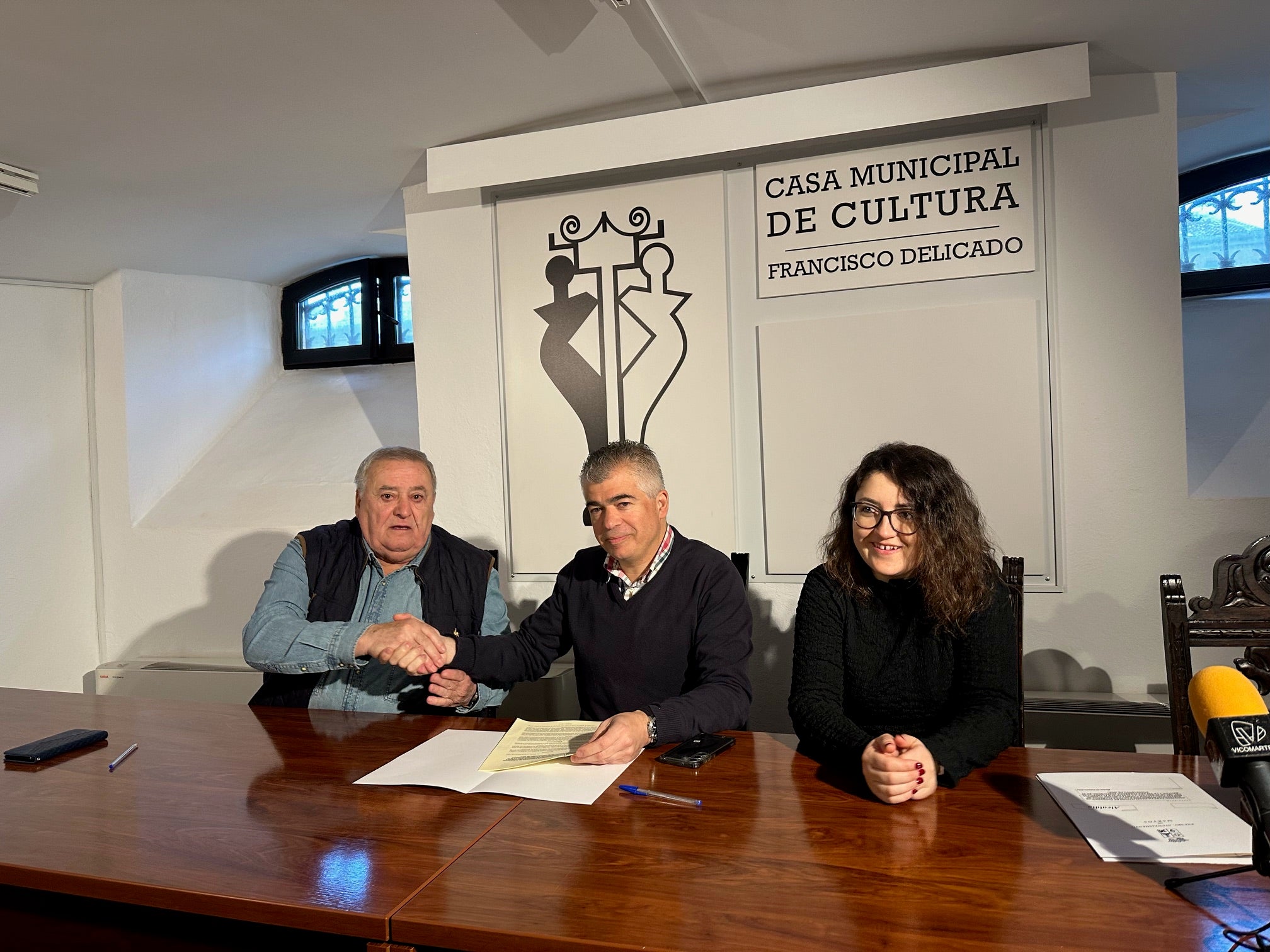 Manuel López y Emilio Torres renuevan el convenio de colaboración.