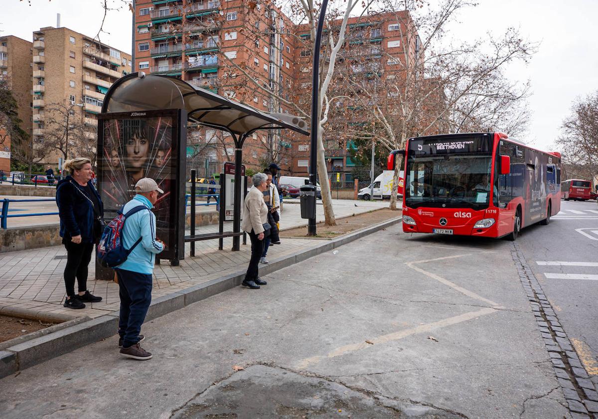 Un grupo de vecinos espera un autobús de la línea 5, que a partir de las 19 horas y desde la semana pasada, ha acortado su recorrido.