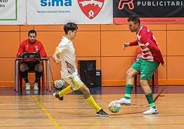 Un jugador del Sima Granada pugna por un balón.
