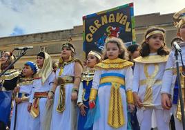 Escolares jienenses en mitad de la fiesta del Carnaval