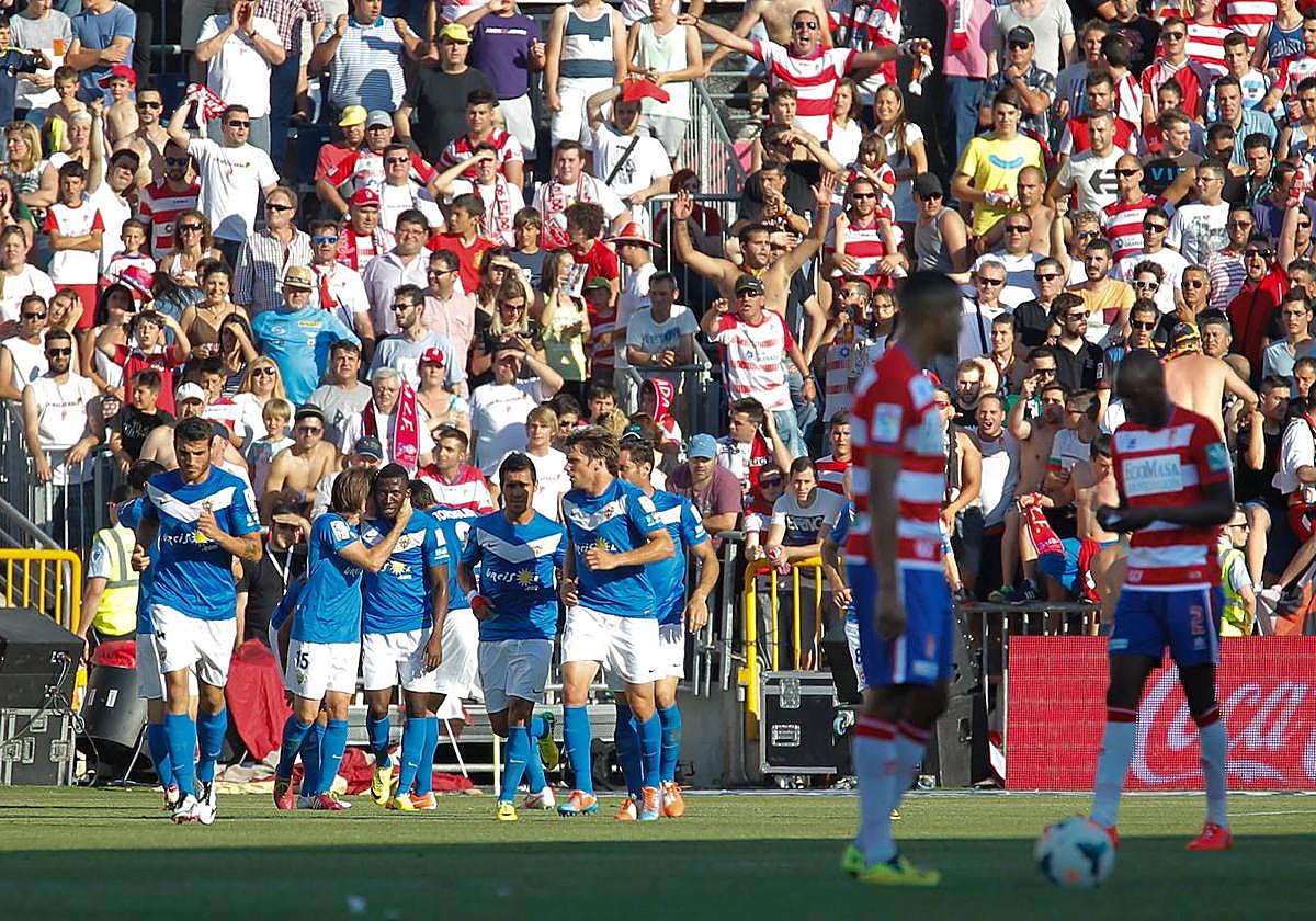 Los futbolistas del Almería celebran uno de sus goles en Los Cármenes.