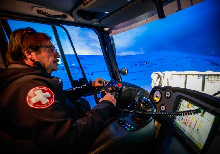 Antonio Morillas, con 43 años de experiencia, es el responsable de que las pistas de Sierra Nevada estén en condiciones a diario.