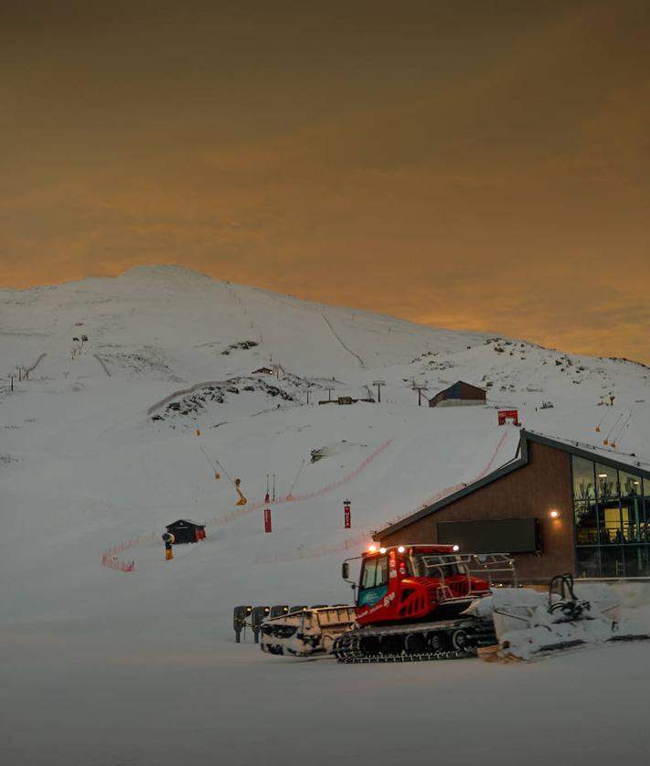 Imagen secundaria 2 - Cetursa cuenta con 19 máquinas pisanieves dotadas con todo tipo de herramientas. El trabajo en las pistas de Sierra Nevada se realiza desde 2.100 metros hasta los 3.500, al ser la estación a más altura de España.