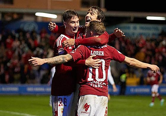 Loren, Marc Baró y Martin Svidersky celebran uno de los goles conseguidos por el Real Murcia. Agencia LOF