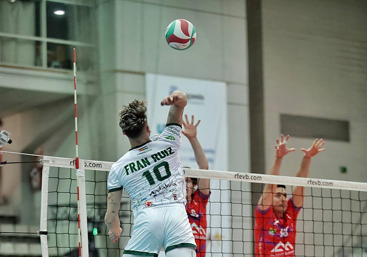 Portentoso ataque de Fran Ruiz para superar el bloqueo de Dixen y Kobzev.