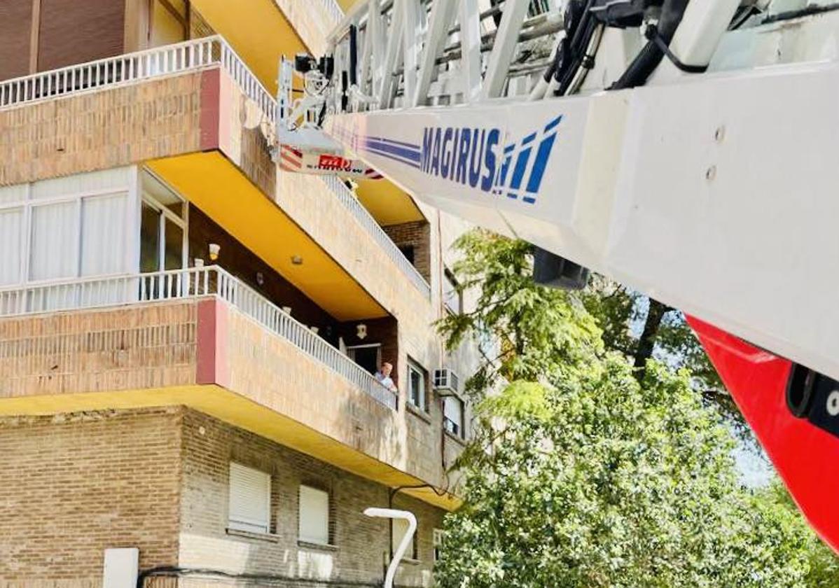 Rescate de una persona mayor en la avenida de Andalucía.
