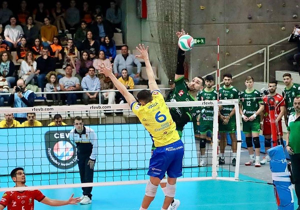 Víctor Rodríguez supera el bloqueo de Walla Sousa.