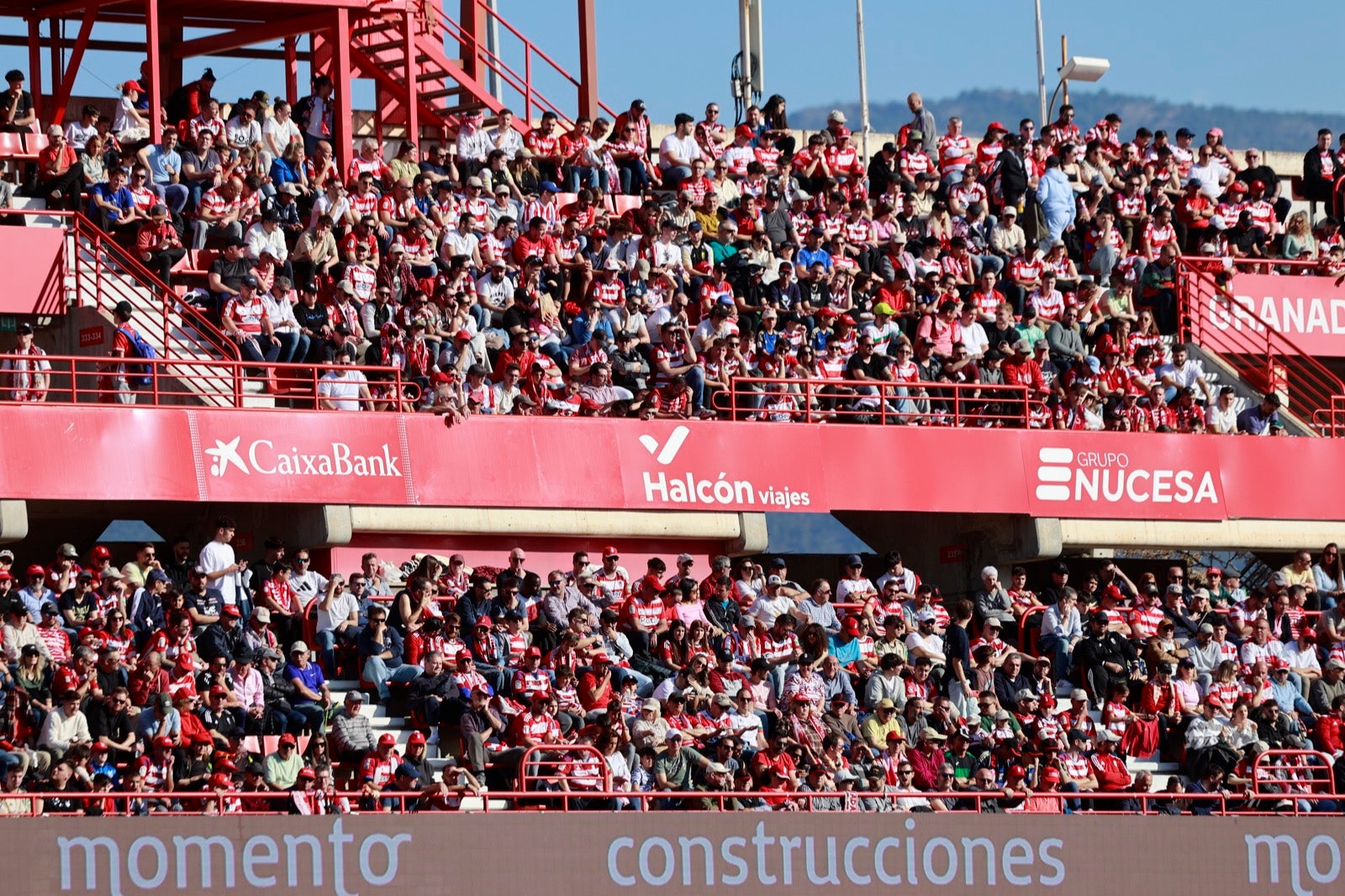 Encuéntrate en la grada en el partido entre Granada y Almería