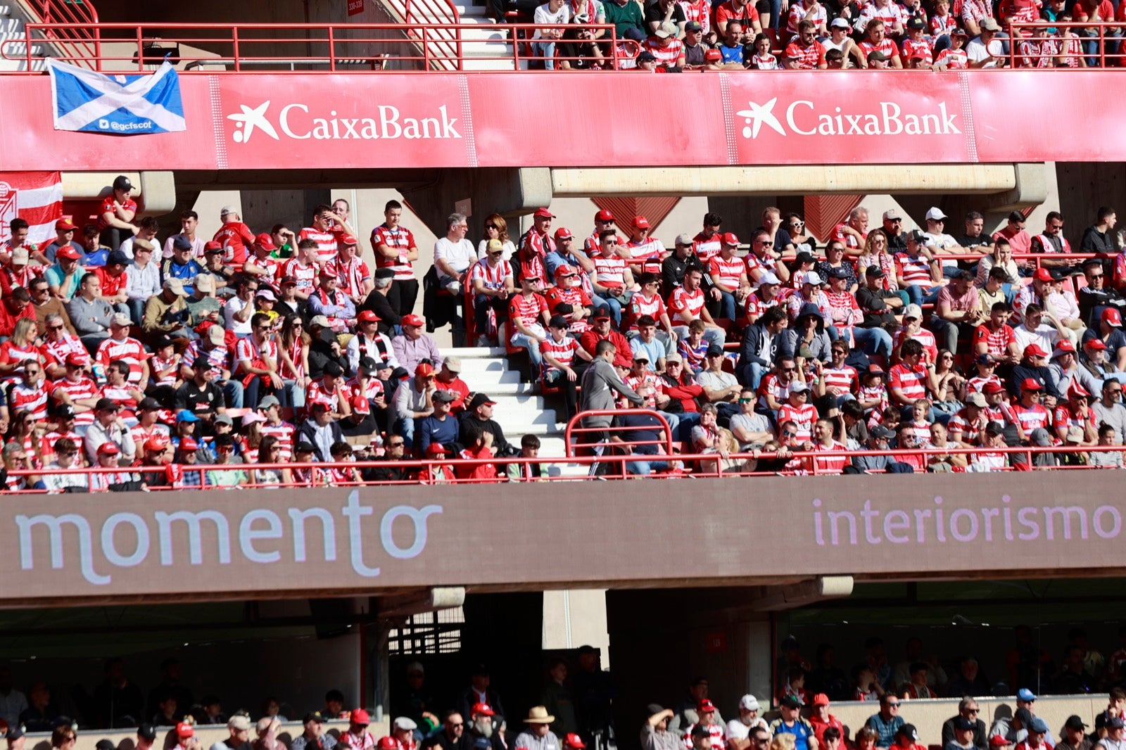 Encuéntrate en la grada en el partido entre Granada y Almería